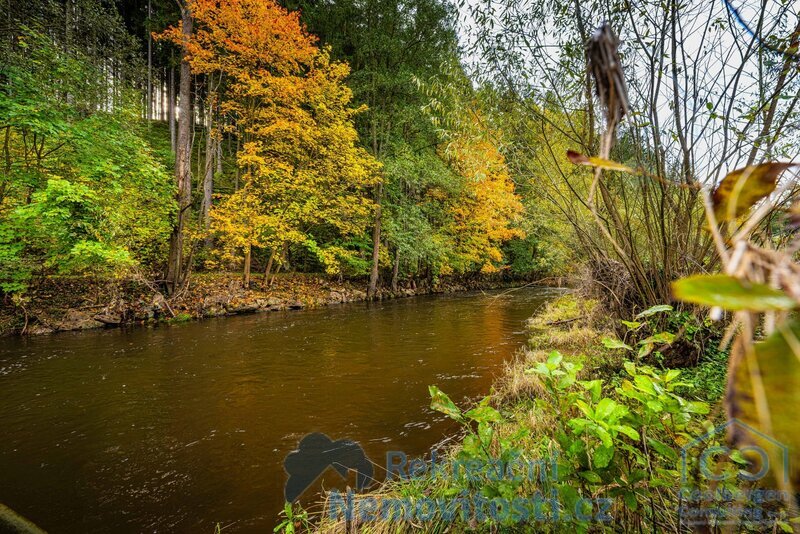 Stavební pozemek 840 m² u řeky Malše – Kaplice, klid a příroda