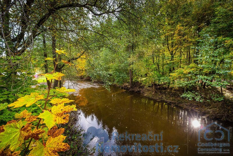 Stavební pozemek 840 m² u řeky Malše – Kaplice, klid a příroda