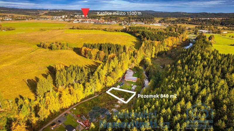 Stavební pozemek 840 m² u řeky Malše – Kaplice, klid a příroda