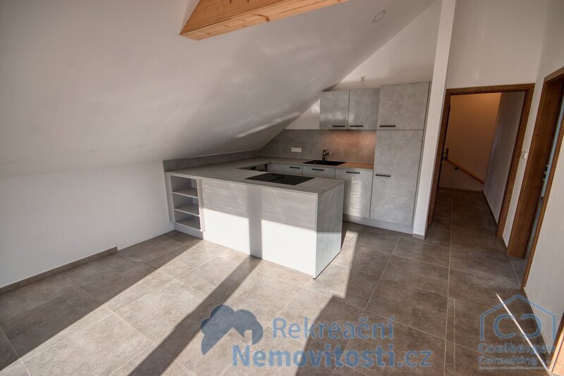 Podkrovní apartmán 3+kk s balkonem | Šumava – Nová Pec | klid, příroda, druhé bydlení